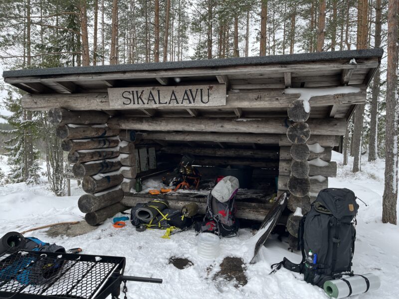 Luminen laavu, jonka edustalla muutama rinkka