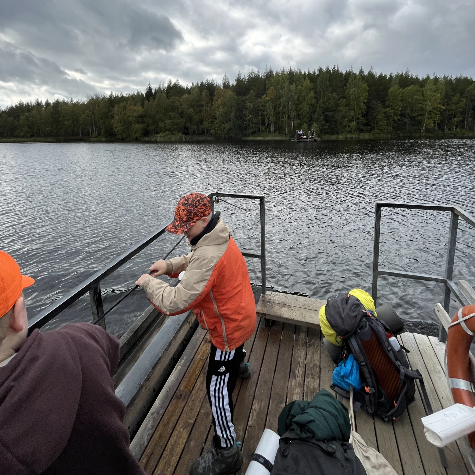 Kaksi tarpojaikäistä poikaa Repoveden kansallispuistossa Ketunlossin kyydissä ylittämässä järveä