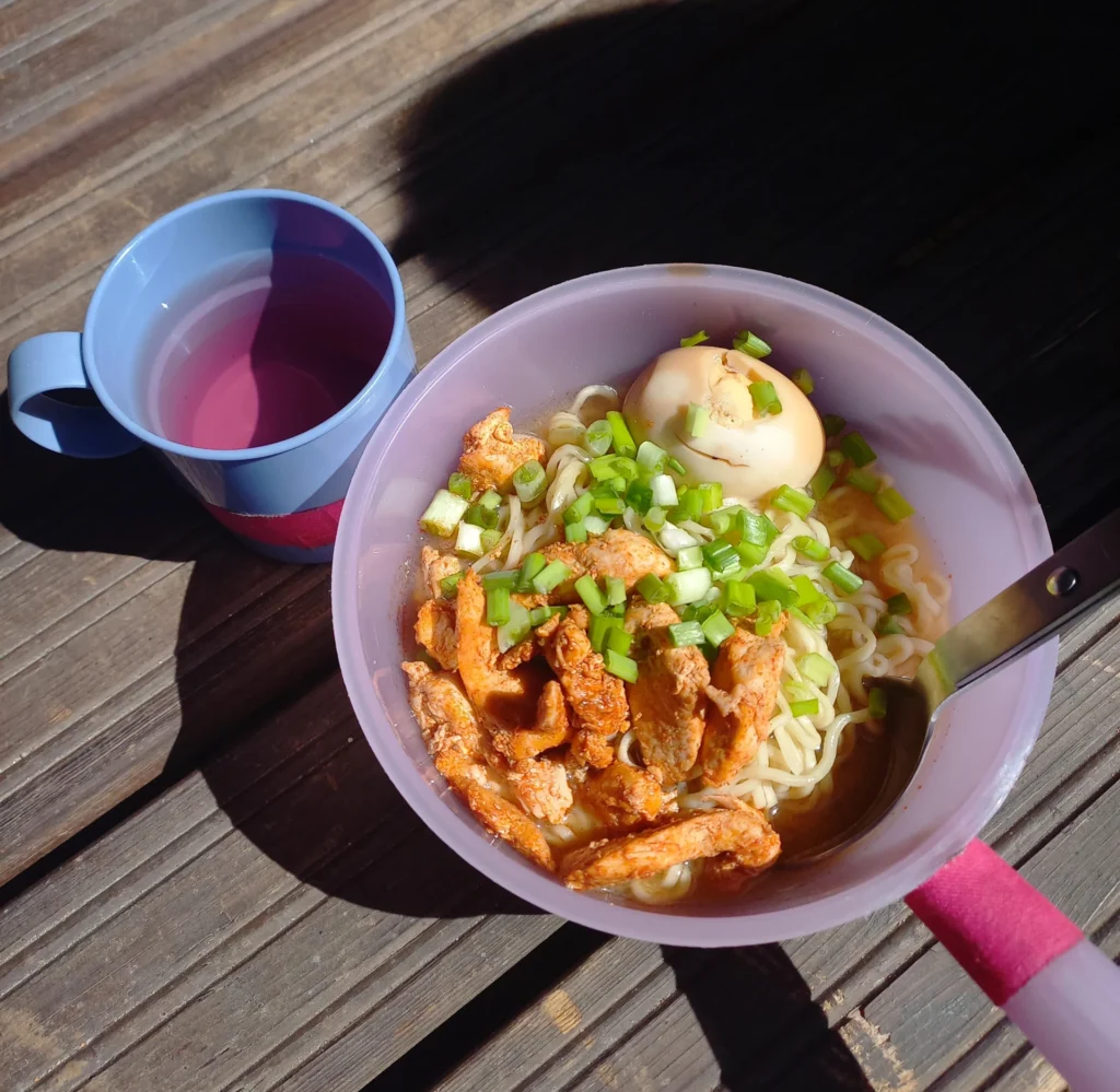 Mukillinen mehua ja kulhollinen ramen-keittoa