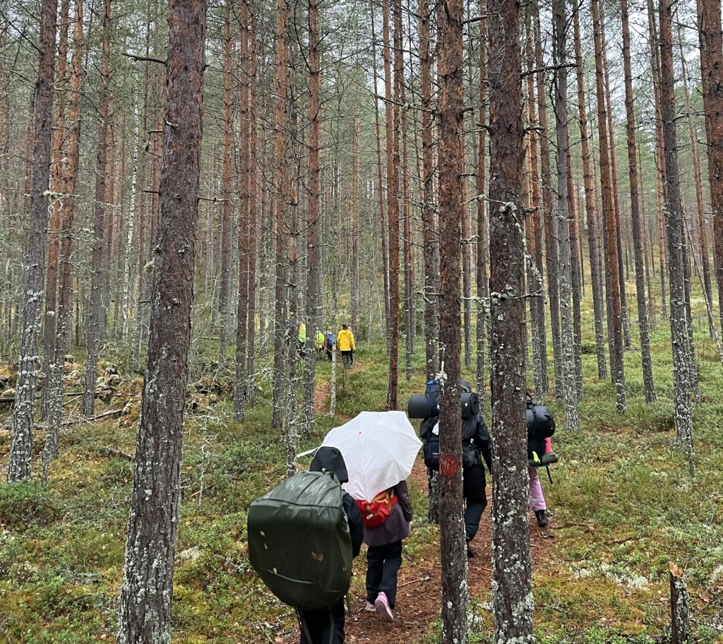 Lapsia metsäpolulla