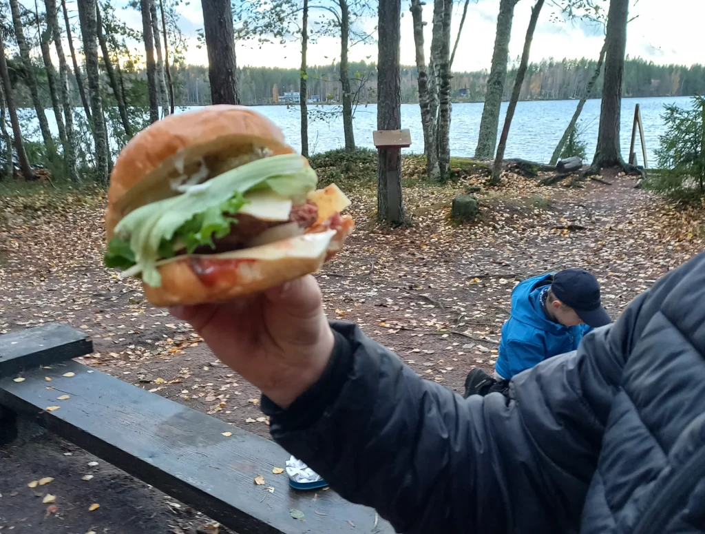 Hampurilainen partiolaisen kädessä