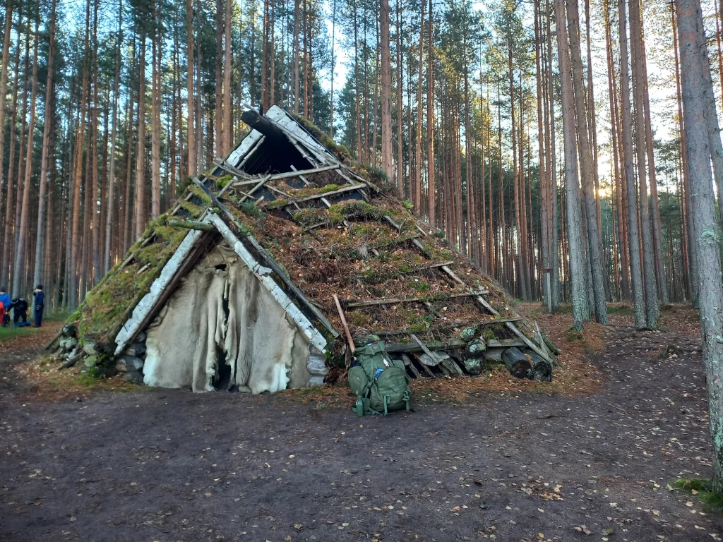 Kivikautisen asumuksen jäljitelmä metsässä